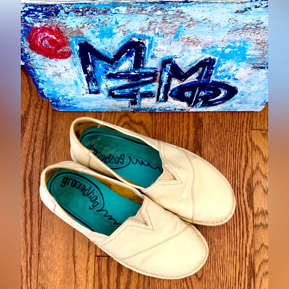 groundhog Slip On Sz 8 Cream Leather Rubber Sole Ballet